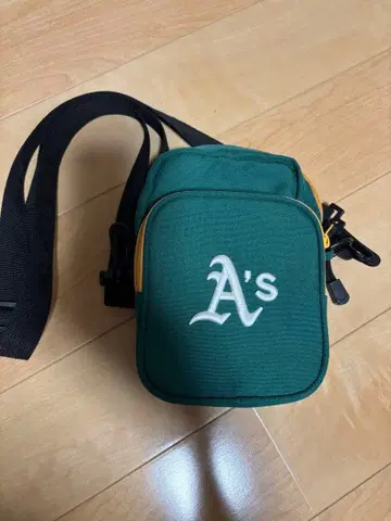 A's 숄더백 그린