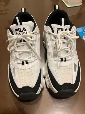 FILA 화이트/블랙 스니커즈 25.5cm