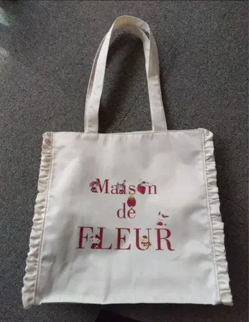 미사용 새상품 Maison de FLEUR 딸기 신문 프릴 토트백 화이트