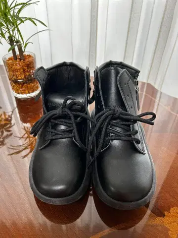 블랙 지퍼 하이컷 부츠