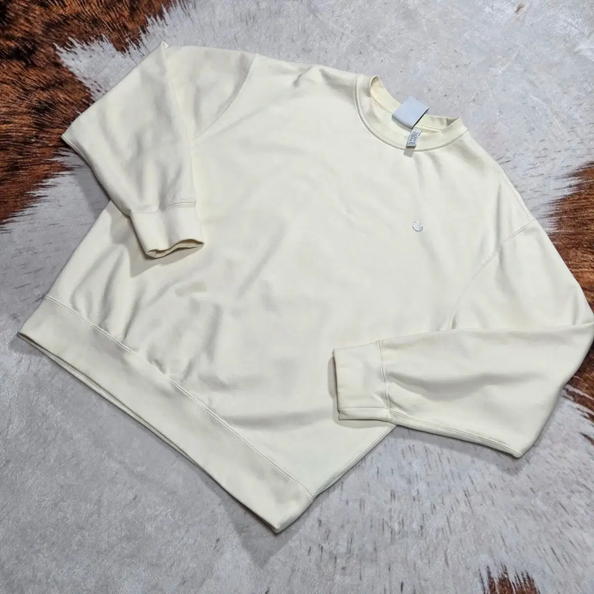 Adidas ivory mini logo patch sweatshirt