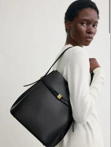 TOTEME 블랙 가죽 토트백