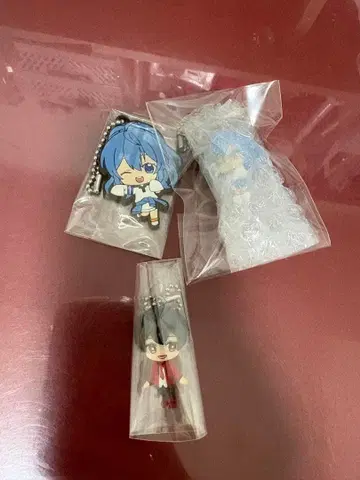 카라피치 루나와 유안 군 가챠 스트랩과 피규어