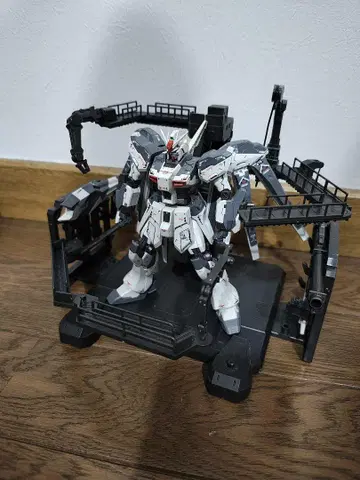 HGUC 하이-뉴 건담 롤아웃 컬러 격납고