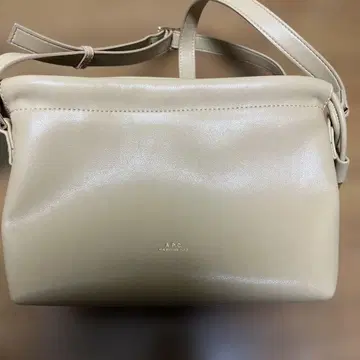 A.P.C. 베이지 숄더백