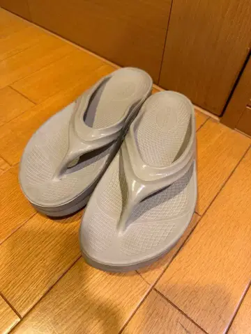새상품급! Oofos Oomega 베이지