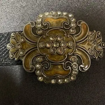 장식 스톤 포함 블랙 가죽 벨트