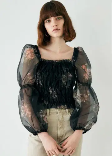 moussy 시어 꽃무늬 퍼프 슬리브 상의