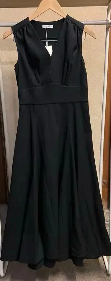 L'Or 카지마리 블랙 V넥 슬리브리스 드레스