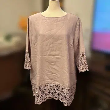 연한 핑크색 레이스 밑단 반소매 셔츠