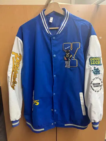 바시티 자켓 파랑과 화이트 자수