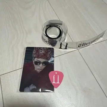 G-DRAGON 투어 피크와 은색 테이프