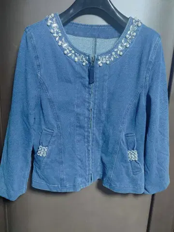 갤러리 비스콘티 데님 블루 노카라 자켓 비쥬 장식