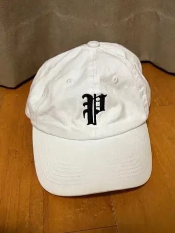 화이트 캡 P 로고 PHATRANA
