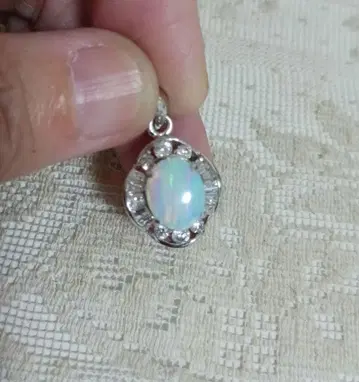 오팔? 목걸이 탑