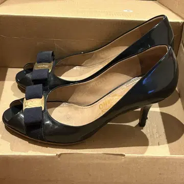 Ferragamo 블랙 오픈토 펌프스