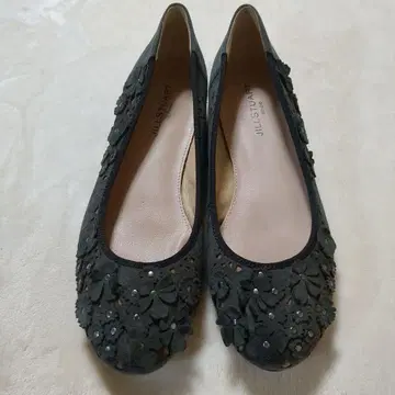 질스튜어트 꽃무늬 로우힐 펌프스 24cm