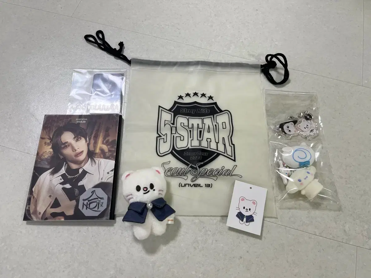 SKZ Hyunjin album photocard Skizoo Jini-ret Kong-ki-zuu 10cm dangle keyring