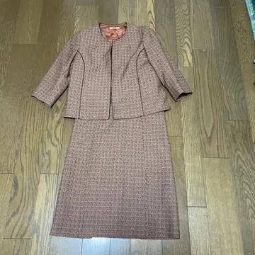 레트로풍 브라운 계열 벨트 포함 포멀 수트