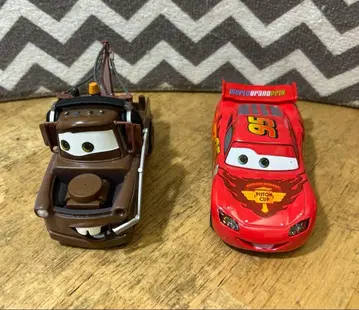 디즈니 스토어 한정판 카2 맥퀸과 헤드폰을 낀 메이터 세트