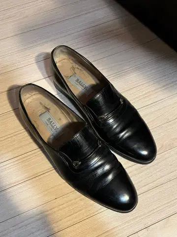 BALLY 블랙 로퍼 금장 장식 포함