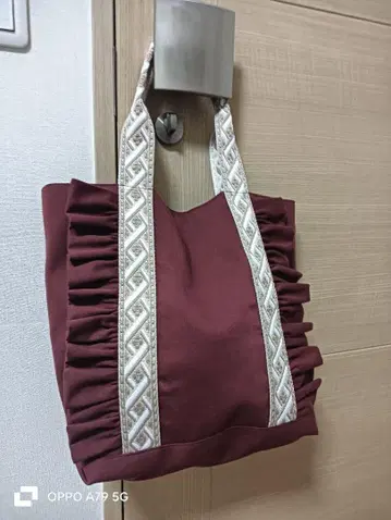 프릴 달린 적갈색 토트백