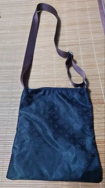 데일리 러셋 숄더백 블랙