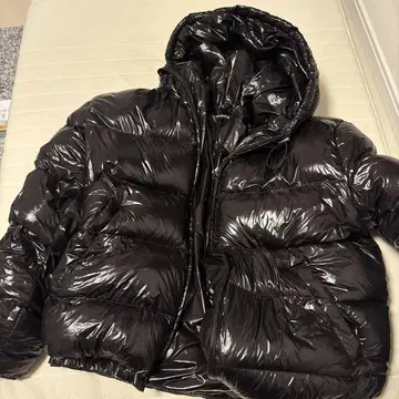 광택 블랙 후드 부착 다운 자켓