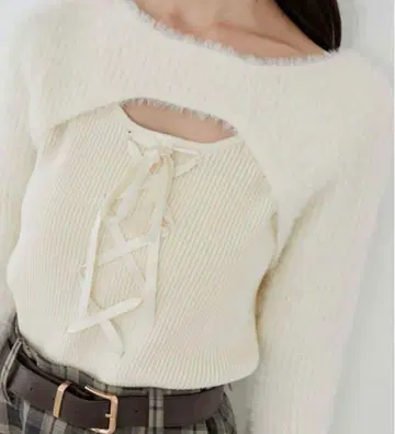 MAJESTIC LEGON 데콜테 오픈 레이스업 니트 아이보리