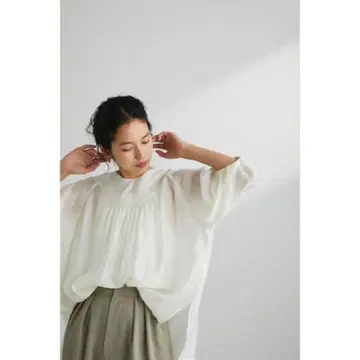 커브 라인 넥 블라우스