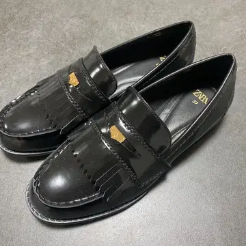 ZARA 메달 디테일 로퍼