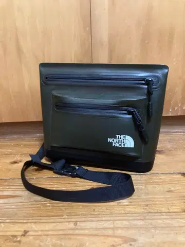 THE NORTH FACE 방수 숄더백 올리브 그린