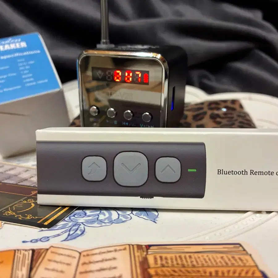 E-book reader smartphone remote control + mini radio  #이북리더기,#라디오,#태블릿,#크레마,#오닉스북스 on Bunjang Global Site.