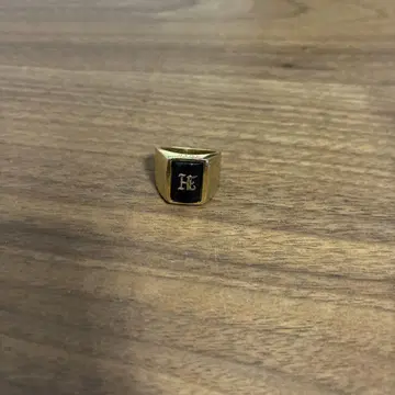 BLACKLETTER GOLD RING