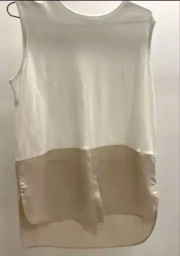 화이트 베이지 슬리브리스 탱크탑