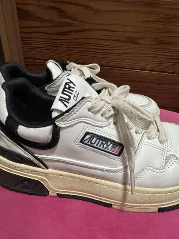 AUTRY 화이트 통굽 스니커즈