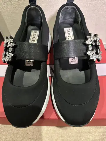 ROGER VIVIER 블랙 스니커즈 크리스탈 장식