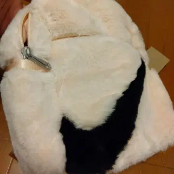 NIKE 나이키 페이크 퍼 미니 백 핑크