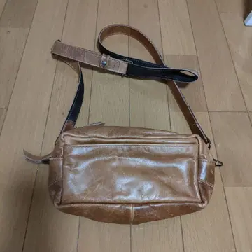 VANITY BAHN 가죽 바디백 브라운
