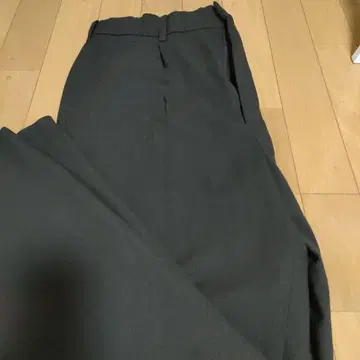 유니클로 턱 와이드 팬츠 M 사이즈 다크 브라운