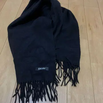 DKNY 블랙 프린지 스톨