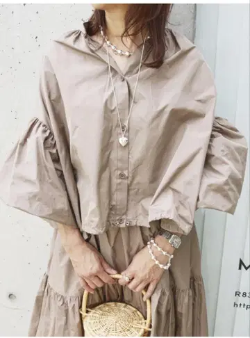 새상품급 MAISON de R 베이지 벌룬 슬리브 셔츠