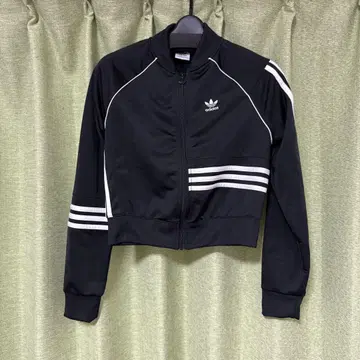 adidas 블랙 크롭 저지