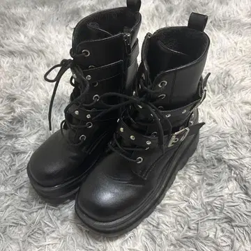 통굽 블랙 레이스업 부츠