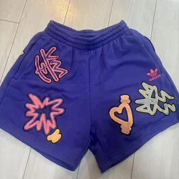 adidas 보라색 숏팬츠 M 사이즈 그래픽 자수