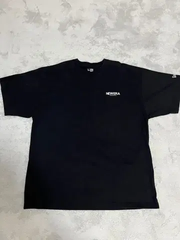 NEW ERA 블랙 T셔츠