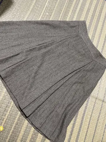 헤링본 패턴 플레어 스커트 옅은 브라운 계열