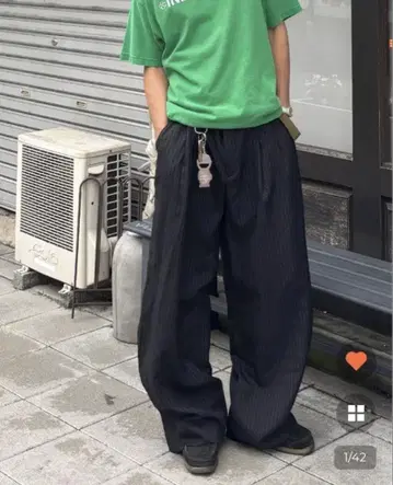 더블 턱이 들어간 스트라이프 슬랙스