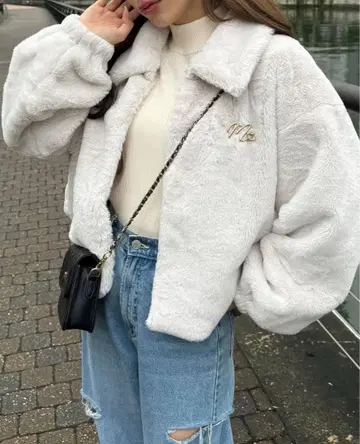 카라 부착 인조 모피 블루종 moment+ 화이트
