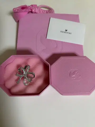 Swarovski 리본형 브로치